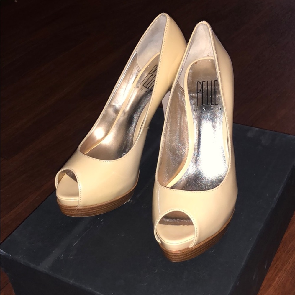 Like New! Nude patent pumps